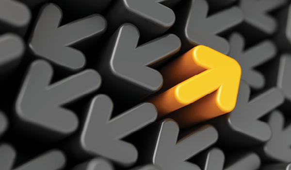 A bunch of gray arrows all pointing in one direction, and one yellow arrow pointing the opposite direction